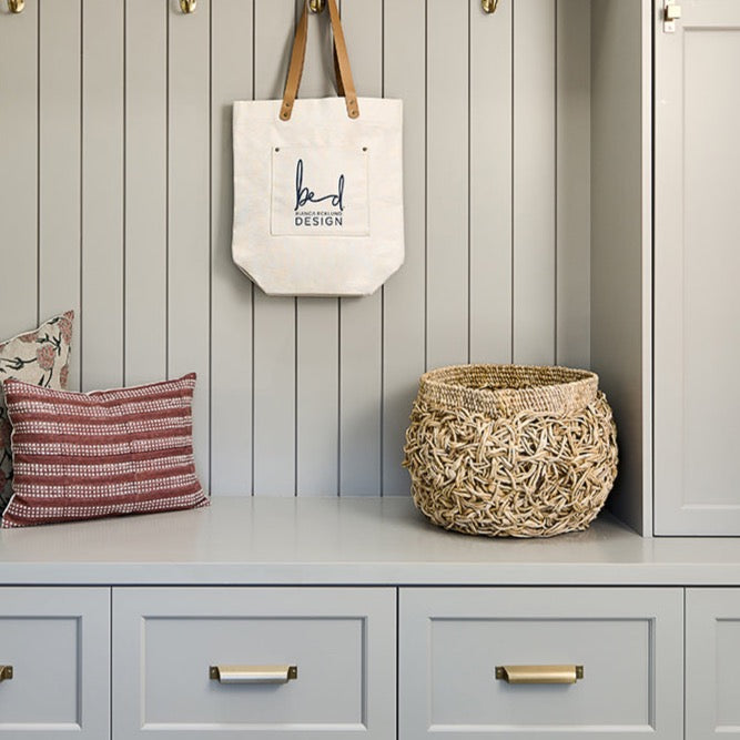 Bult-in cabinetry wth decor